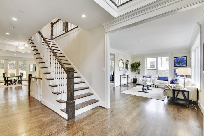 Планировка гостиной с лестницей