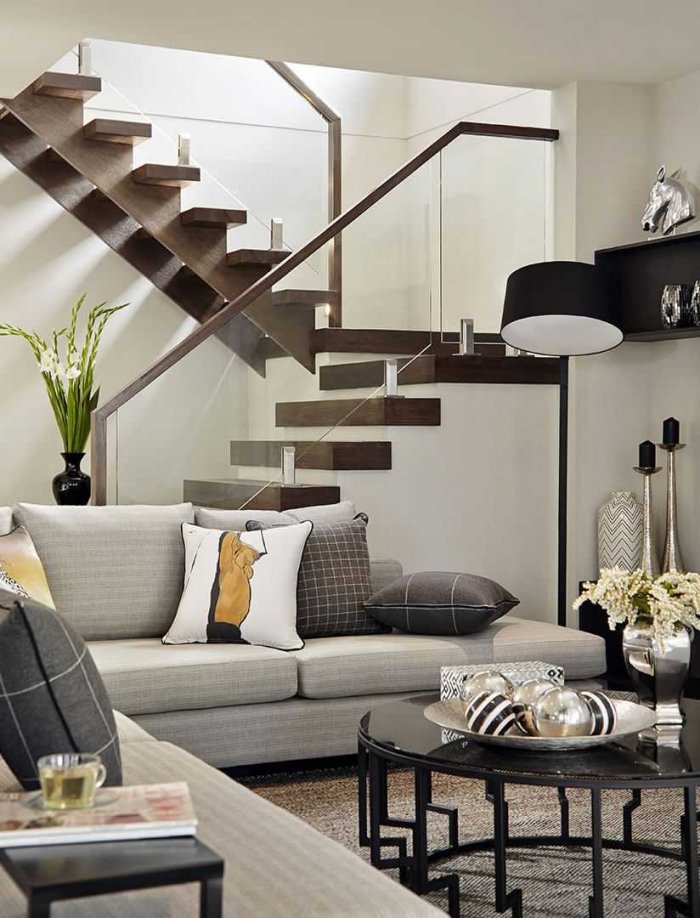 Интерьер гостиной с лестницей