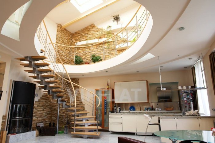 Планировка гостиной с винтовой лестницей