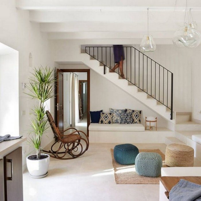 Лестница в гостиной на второй этаж