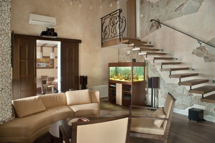 Интерьер гостиной с лестницей
