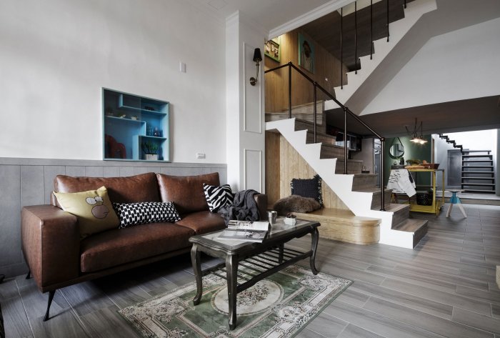 Гостиная с лестницей