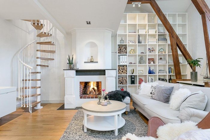 Интерьер гостиной с лестницей