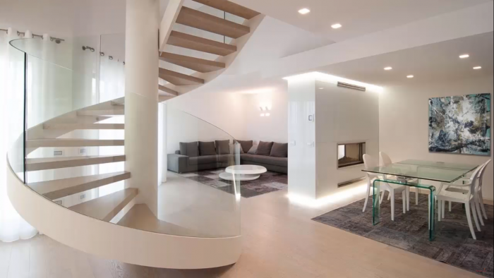 Лестница в центре гостиной