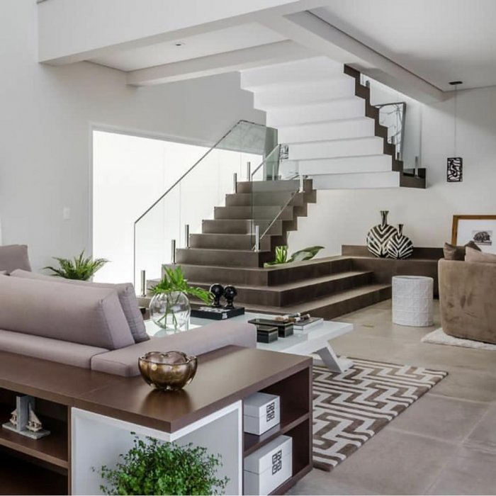 Планировка гостиной с лестницей