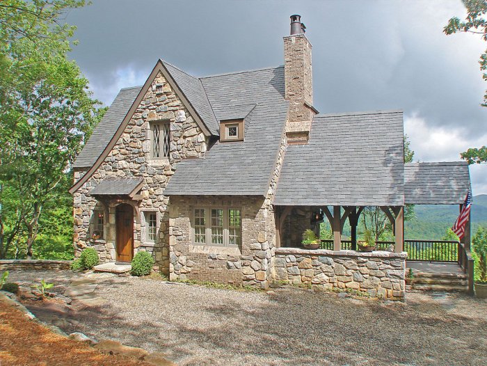 Маленький каменный домик