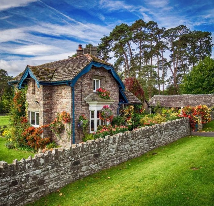 Красивый каменный дом