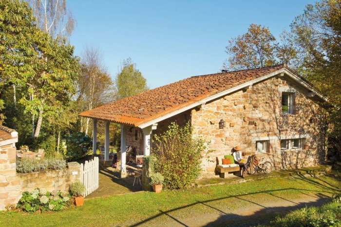 Каменный дом в деревне