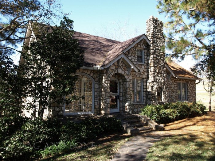 Каменный дом Тюдор на Холме