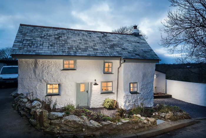 Оштукатуренный деревенский дом