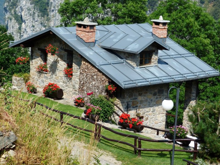 Дом с каменной крышей