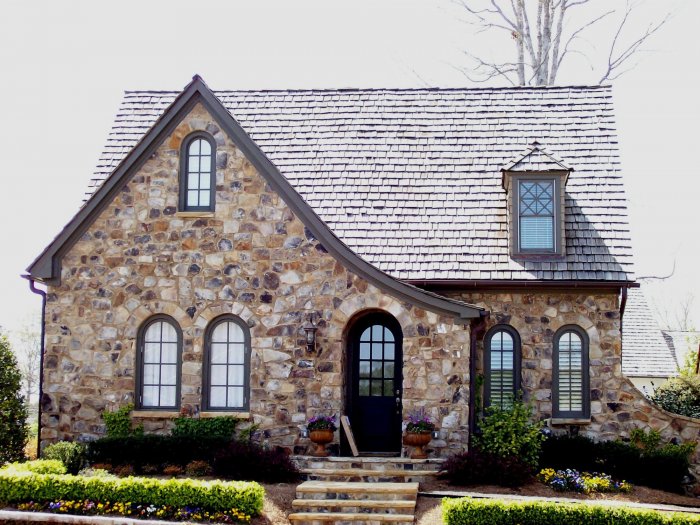 Каменный дом Тюдор с башней