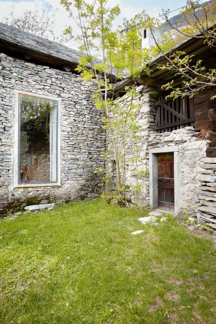 Старинный каменный домик