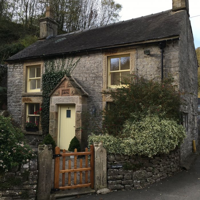 Старый каменный дом