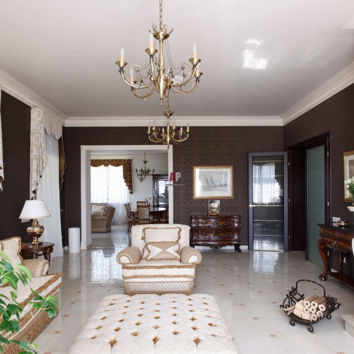 Гостиная в доме в стиле Неоклассика