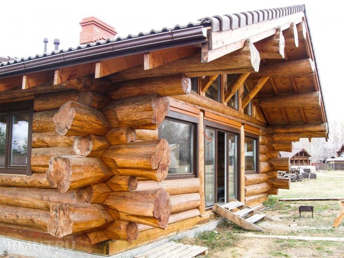 Дом из бревна ручной рубки