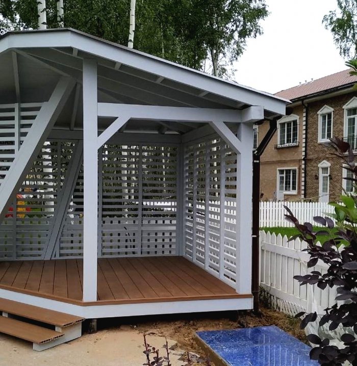 Беседка с угловой крышей