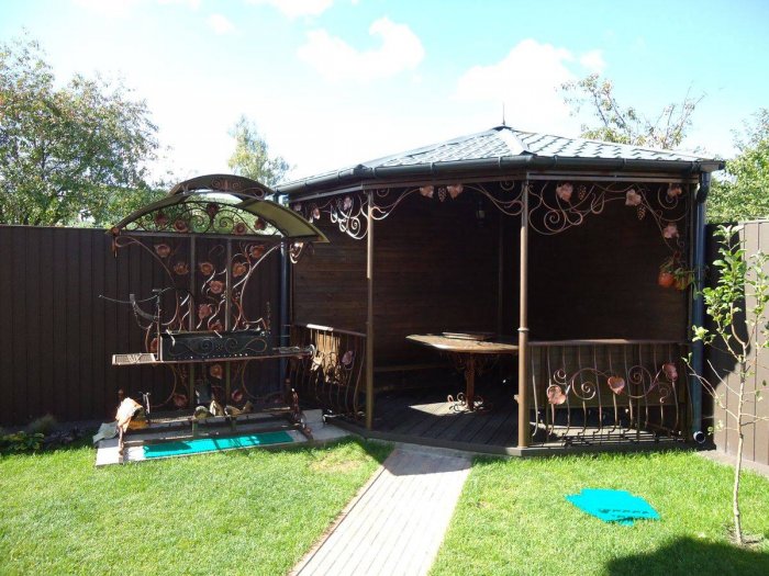 Мангал рядом с беседкой