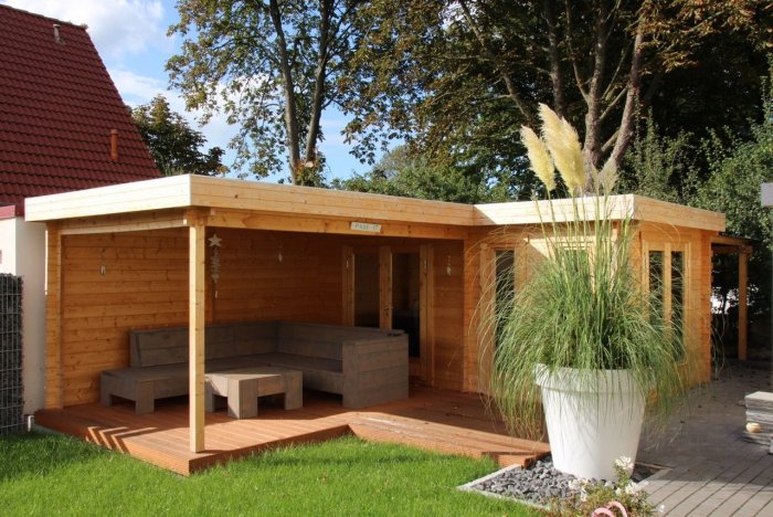 Беседка для дачи в углу участка