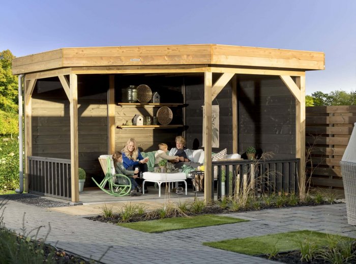 Угловая беседка на даче