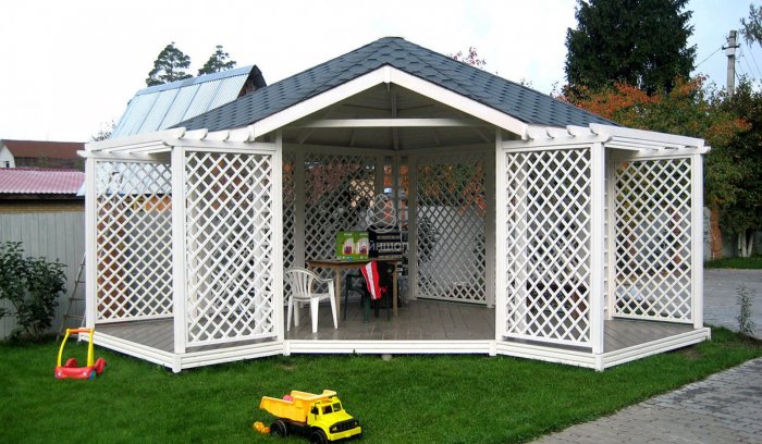 Угловая беседка на даче