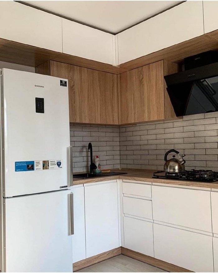 Угловая кухня с антресолью