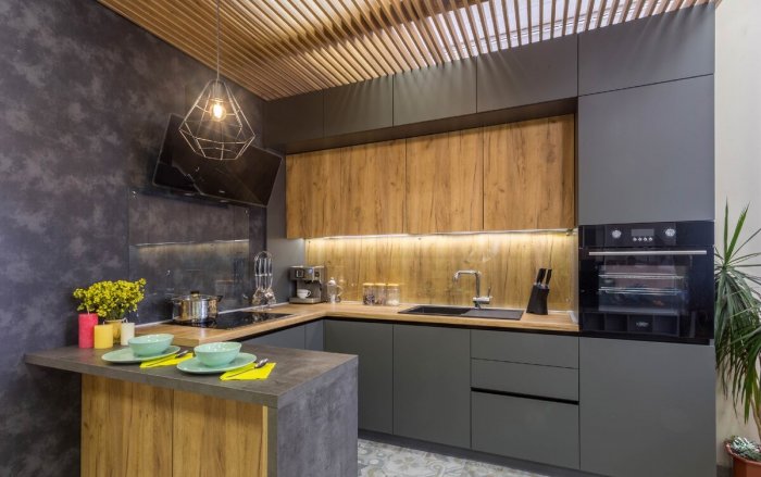 Кухня с антресолью