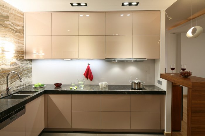 Стильная бежевая кухня