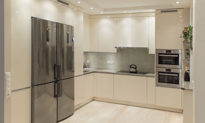 Кухня с высокими шкафами