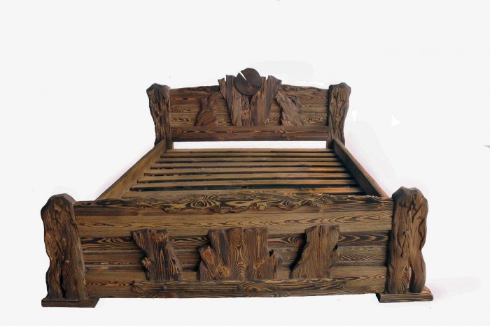 Старинная деревянная кровать