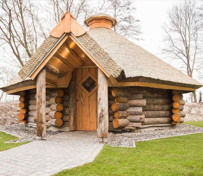 Деревянная небольшая баня