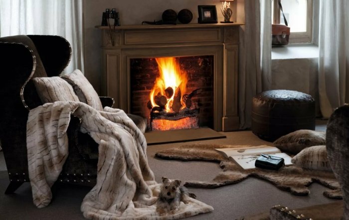 Уютное кресло возле камина