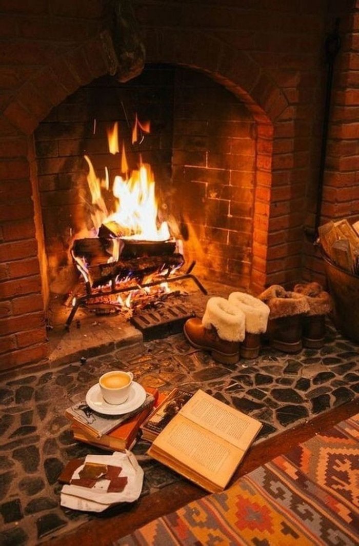 Уютный зимний домик камин