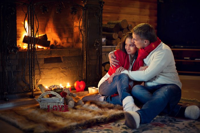 Парень с девушкой у камина