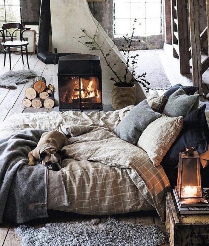 Уютная комната с камином