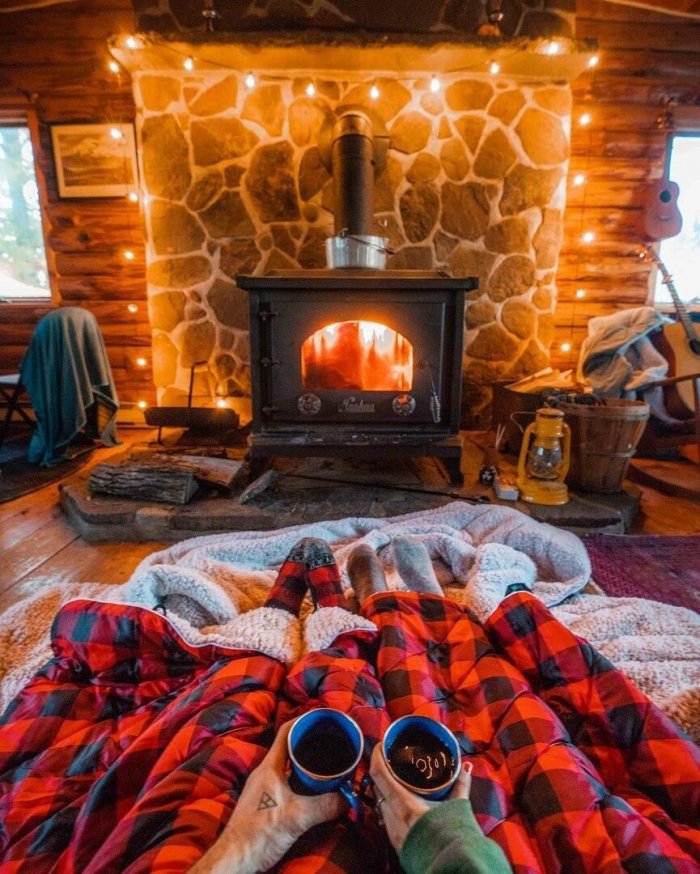 Домик с камином зимой
