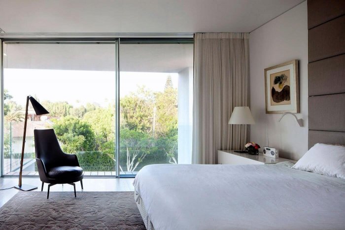 Большие окна в спальне