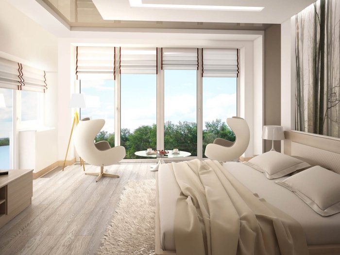 Спальня с витражными окнами