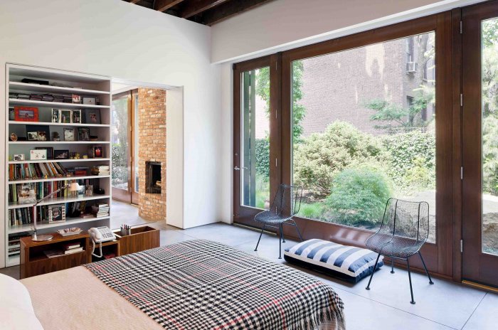 Широкое окно в комнате