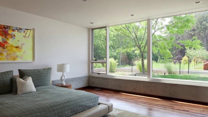 Комната с большими окнами