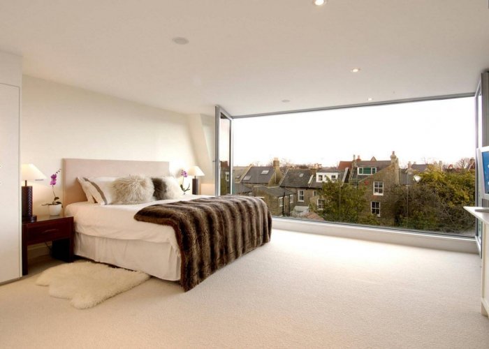 Спальня большая с большим окном