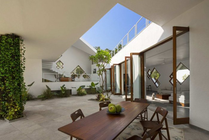 Дом с двориком внутри