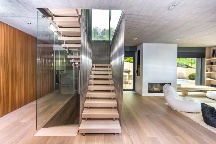 Современные лестницы в интерьере атриума