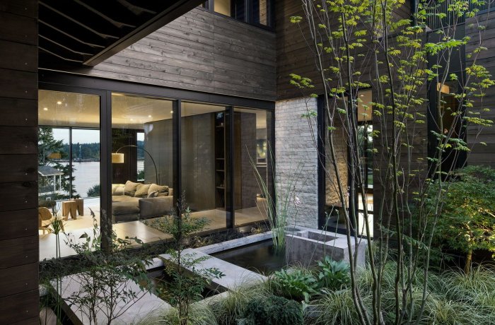 Современный дом с внутренним двориком