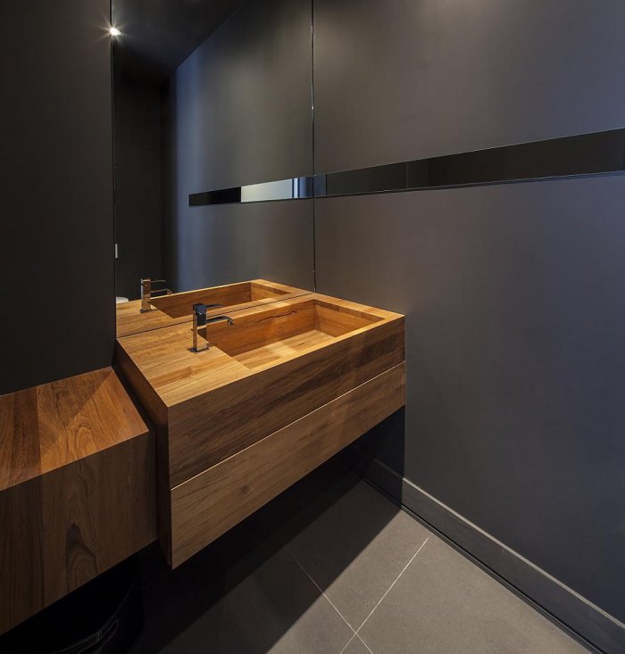 Ванна черная с деревом