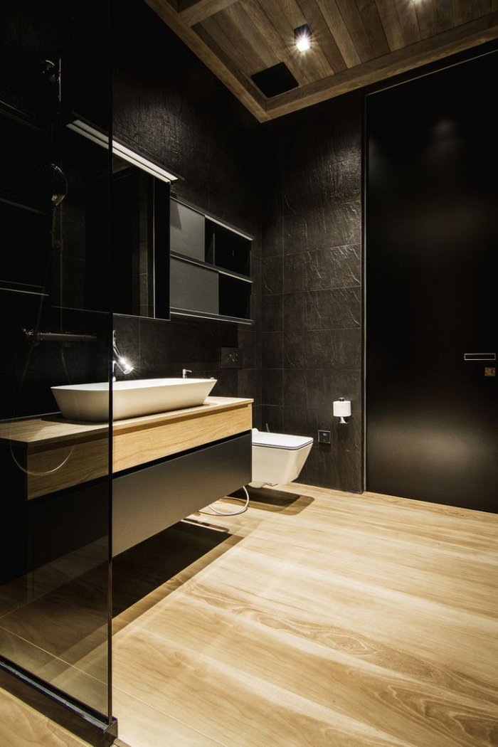Ванная в темных тонах с деревом