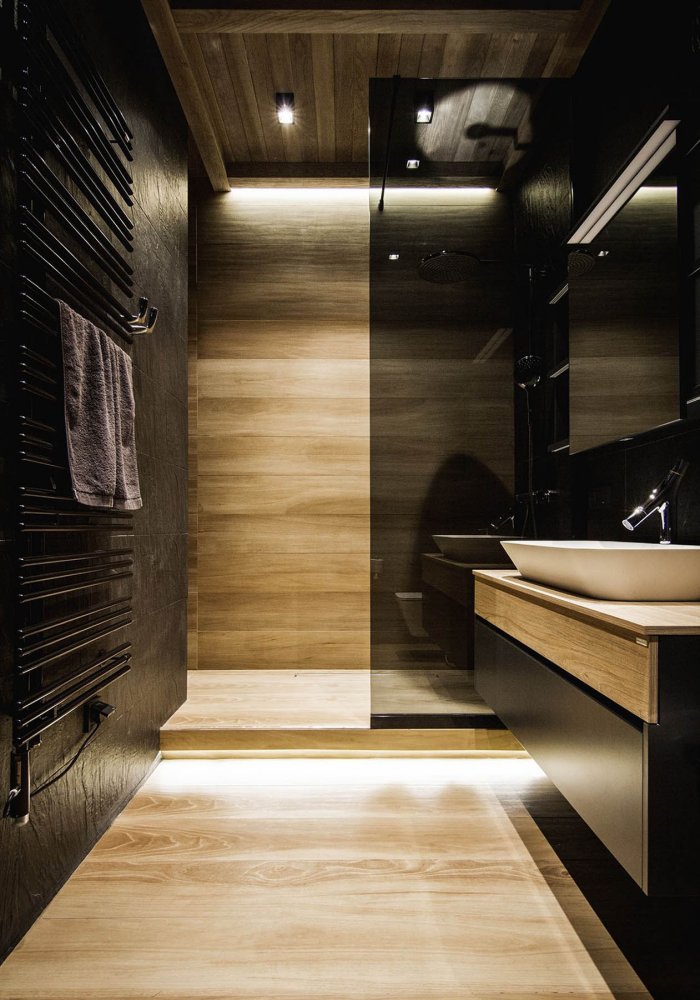 Ванная черная с деревом