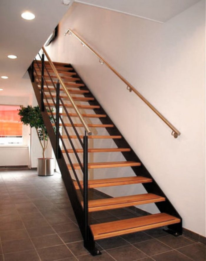 Одномаршевая прямая лестница на 2 этаж