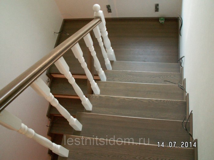 Лестница металлическая двухмаршевая
