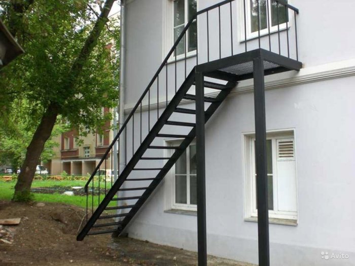 Лестница с забежными ступенями на 180 из металла